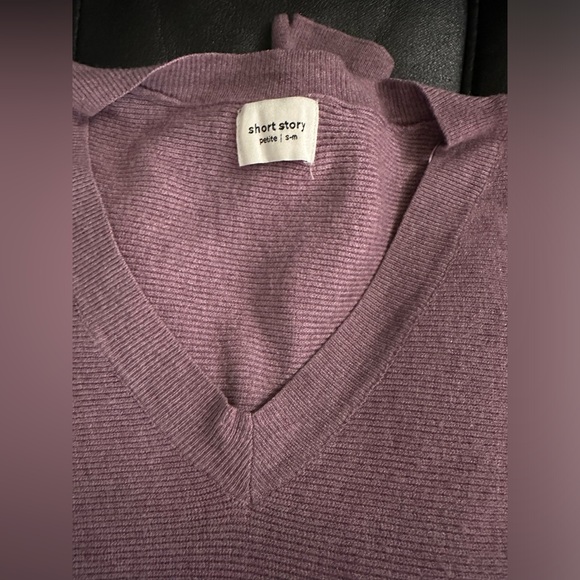 Short story light purple v-neck sweater. Size petite S-M. - Picture 3 of 3
